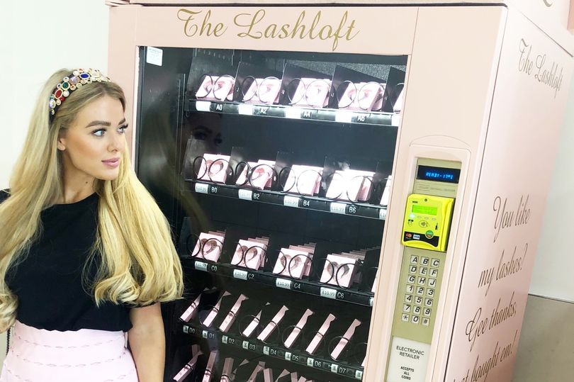 英國紐卡斯年輕的女士發現了睫毛自動販賣機商機